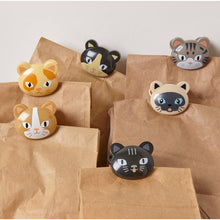 Load image into Gallery viewer, Kikkerland Cat Bag Clips
