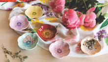 Load image into Gallery viewer, Flower Shaped Pinch Bowl Set
